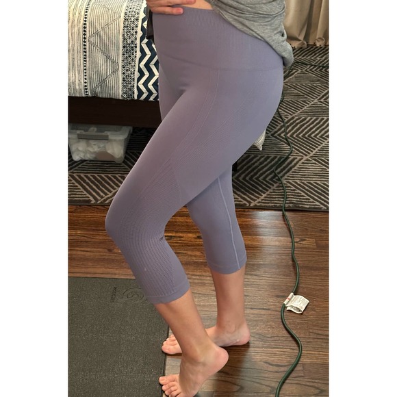 Peri Purple Lululemon seamless flow and grow crop leggings - Picture 2 of 9